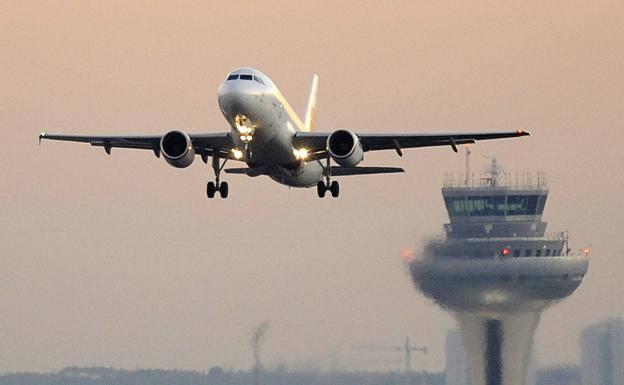 Un piloto se desmaya y el avión aterriza con la ayuda de otro que viajaba como pasajero