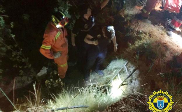 Rescatan a un anciano que se precipitó por un pozo en Ayora