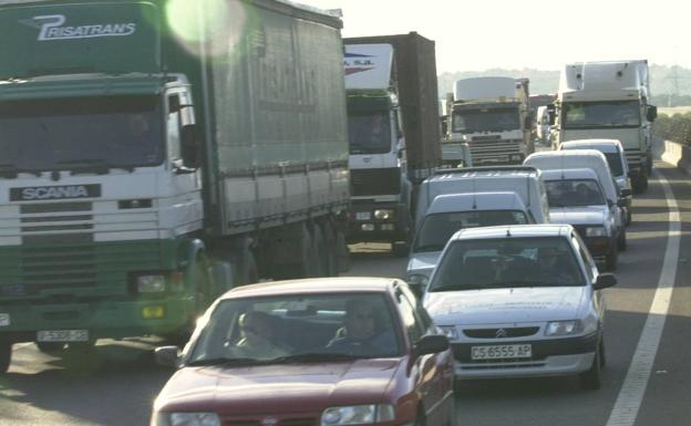 Un accidente causa diez kilómetros de retención en la A-7