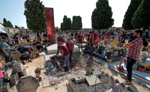 Hallan cartas manuscritas de una víctima del franquismo en una fosa de Paterna