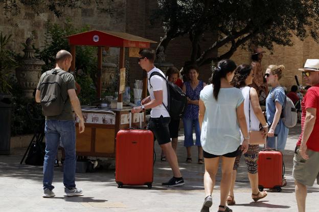 El Ayuntamiento estudia ampliar las zonas con limitación de apartamentos en Valencia