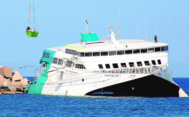 Baleària desmonta por piezas el ferry encallado en Dénia al descartar reflotarlo