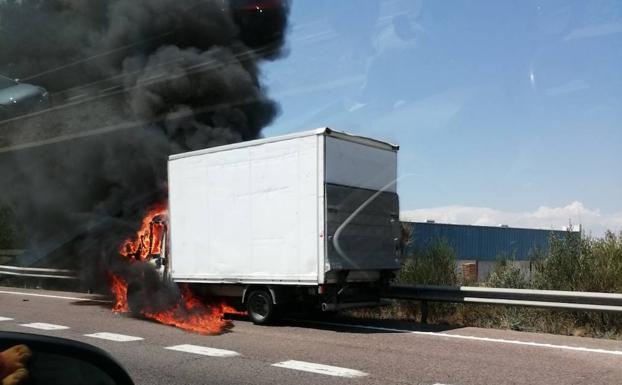 Un camión en llamas provoca hasta seis kilómetros de retención en la A-3