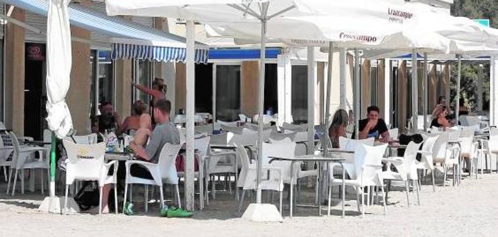 Hosteleros de Pinedo y El Saler quitarán las terrazas para negociar otra concesión