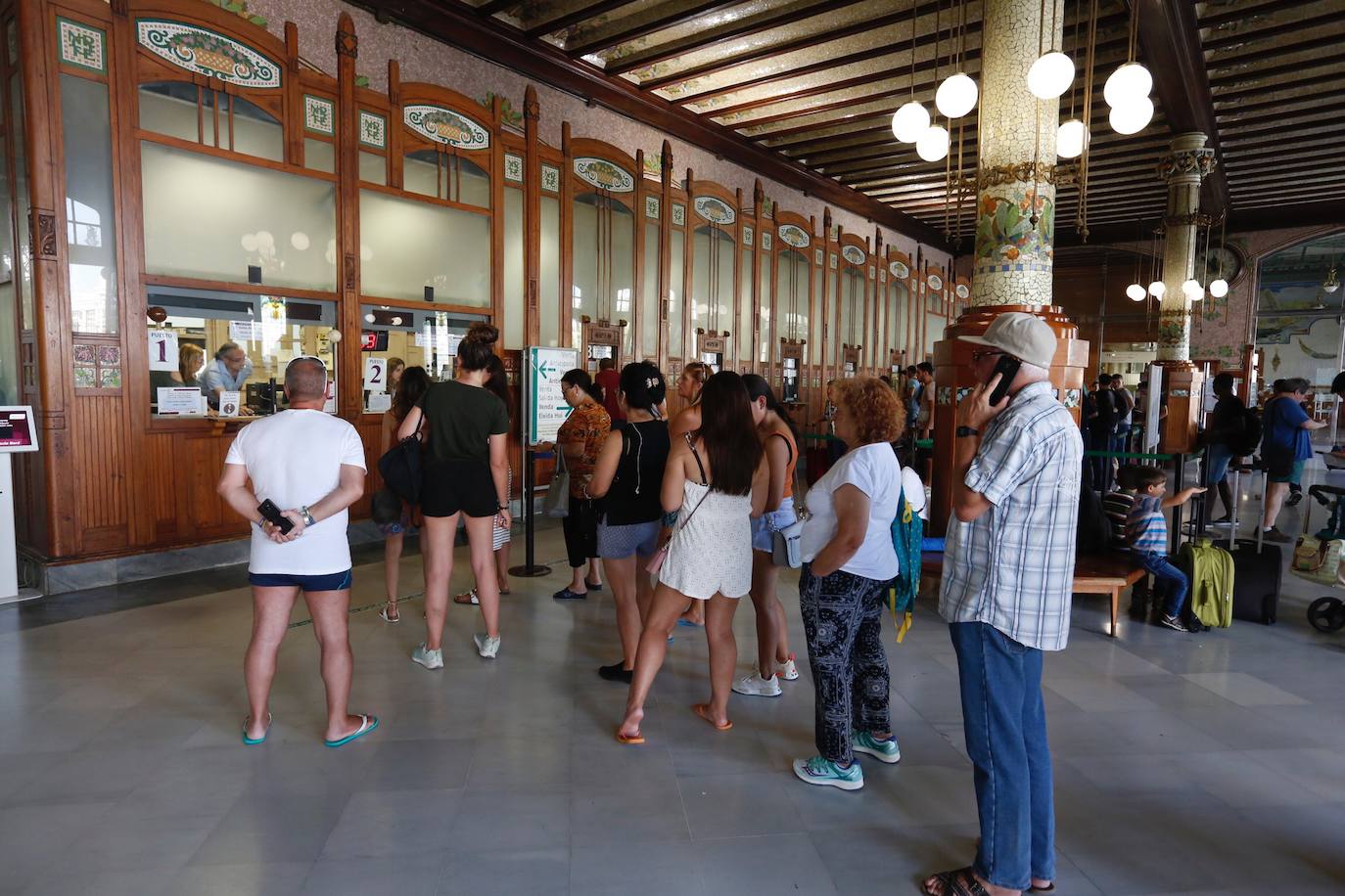 Largas esperas en la Estación del Norte durante la operación retorno