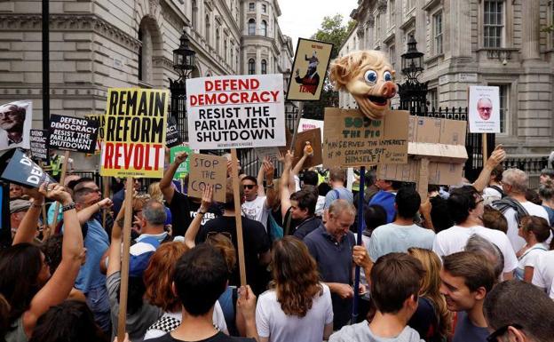 Protestas en todo Reino Unido contra Johnson por suspender el Parlamento