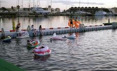 La Marina se llena de flotadores y colchonetas para ver 'Tiburón'