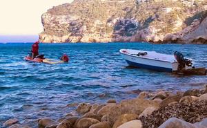 Una patera con una veintena de argelinos llega a una cala de Xàbia