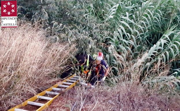 Los bomberos rescatan a tres jóvenes atrapados en un barranco de ocho metros de profundidad en Segorbe