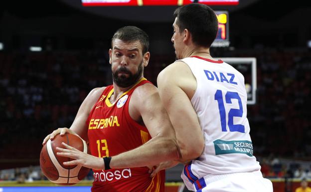 Marc Gasol levanta a una gris España