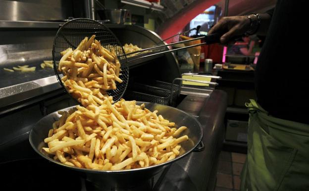 Un niño británico sufre pérdida de visión por comer únicamente patatas fritas