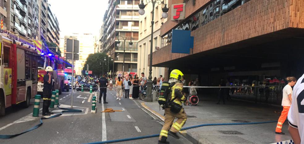 Arde un coche en un garaje de la calle Colón