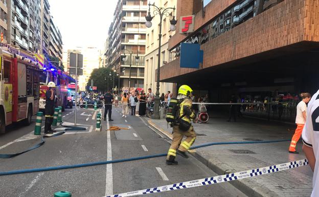 Arde un coche en un garaje de la calle Colón