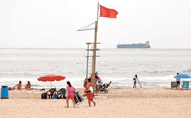 Un nuevo vertido de aguas fecales cierra la playa de Pinedo