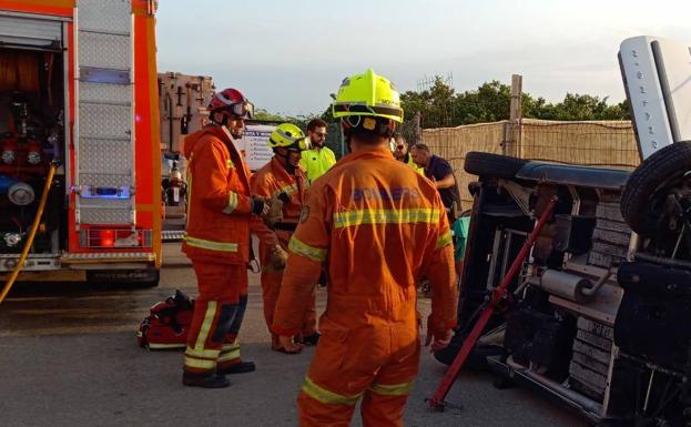 Un coche vuelca en Xeraco y deja a una mujer atrapada