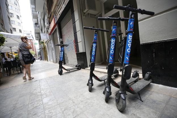 La regulación de miles de patinetes y motos sigue en el limbo un año después