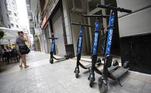 La regulación de miles de patinetes y motos sigue en el limbo un año después