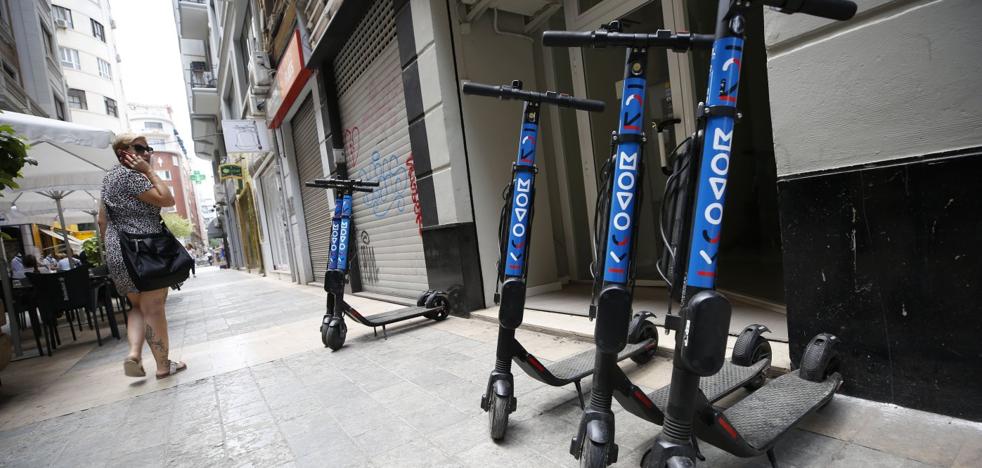 La regulación de miles de patinetes y motos sigue en el limbo un año después