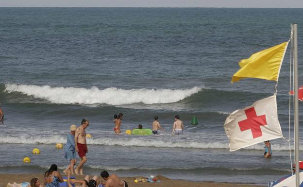 Reabren la playa de Pinedo al baño pero se mantiene la bandera amarilla en otras tres playas de Valencia