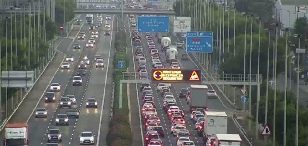 Un accidente causa hasta 10 km de atascos en la autovía V-31