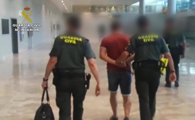 Dos hombres roban gafas y perfumes por 37.000 euros en el aeropuerto de Alicante