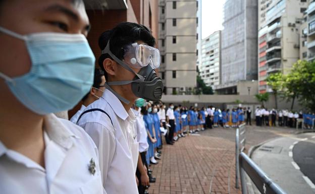 Los estudiantes de Hong Kong forman una cadena humana en varios distritos tras otro fin de semana de protestas