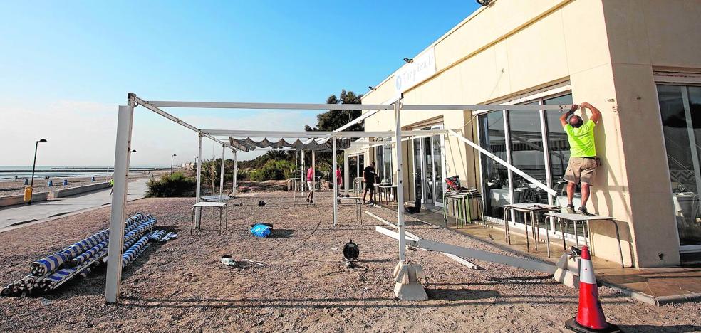 Hosteleros de Pinedo ceden y quitan las terrazas antes de la inspección de Costas