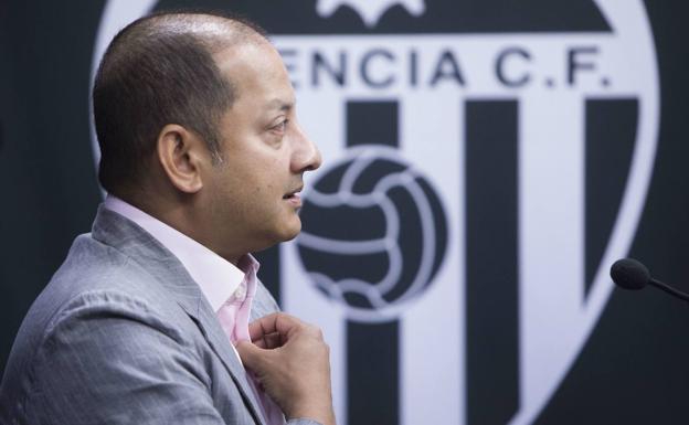 Murthy y Alemany salen de la sede del Valencia en plena tempestad por el futuro de Marcelino