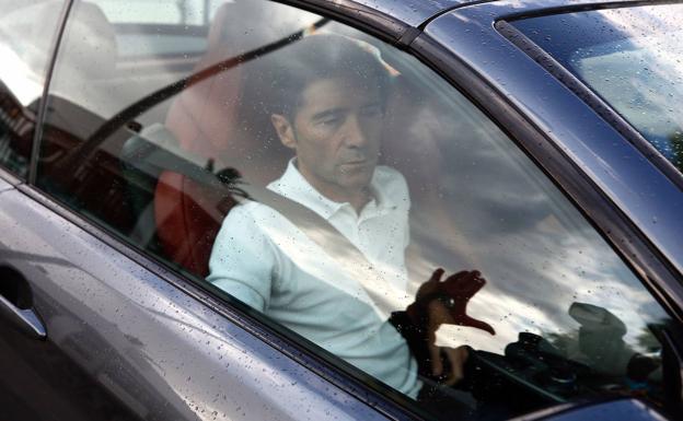 El representante de Marcelino, en oficinas para firmar el finiquito