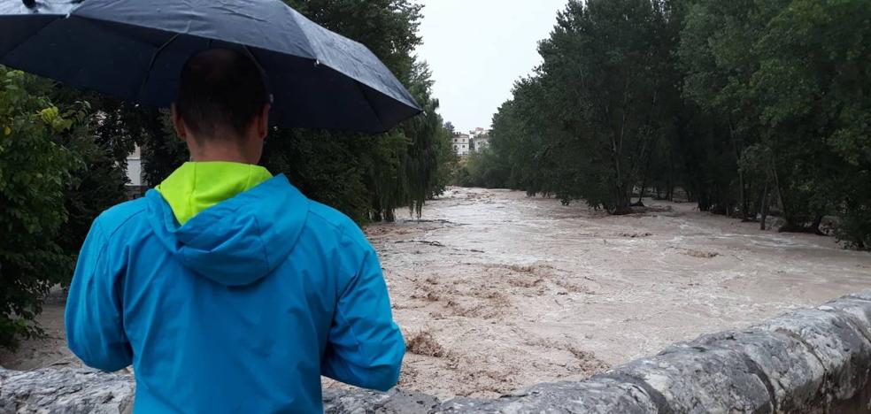 El desbordamiento de los ríos Clariano y Cànyoles inunda casas y arrastra coches en Ontinyent y Moixent
