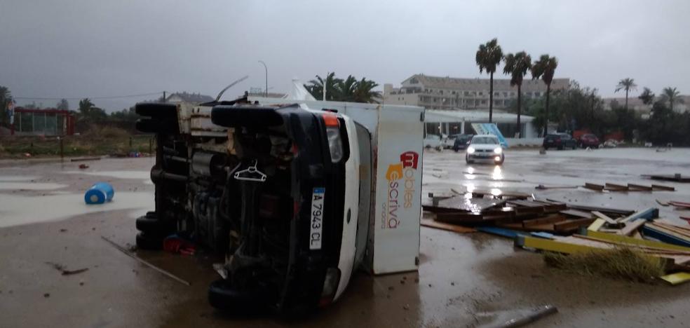 Las tormentas en Alicante provocan que 18 vuelos se desvíen de l'Altet y Aemet amplía la alerta roja a toda Valencia