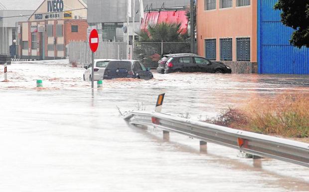 La gota fría aísla Orihuela, siembra el caos en la Vega Baja y obliga a pedir ayuda a la UME