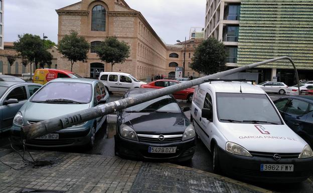 El viento tumba una farola frente a la Ciudad Administrativa de Valencia