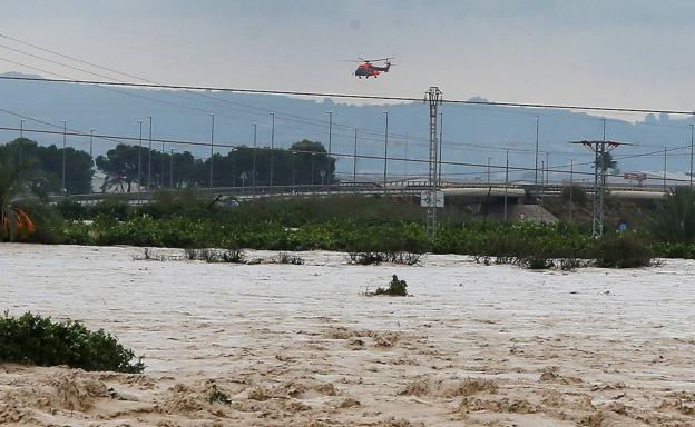 El hombre fallecido en Orihuela habría sido arrastrado 100 metros por una avenida de agua