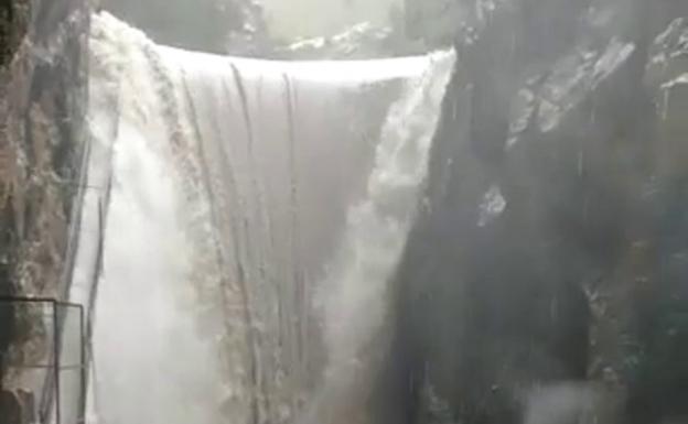 La presa de Isbert del río Girona, desbordada antes del barranco del Infierno