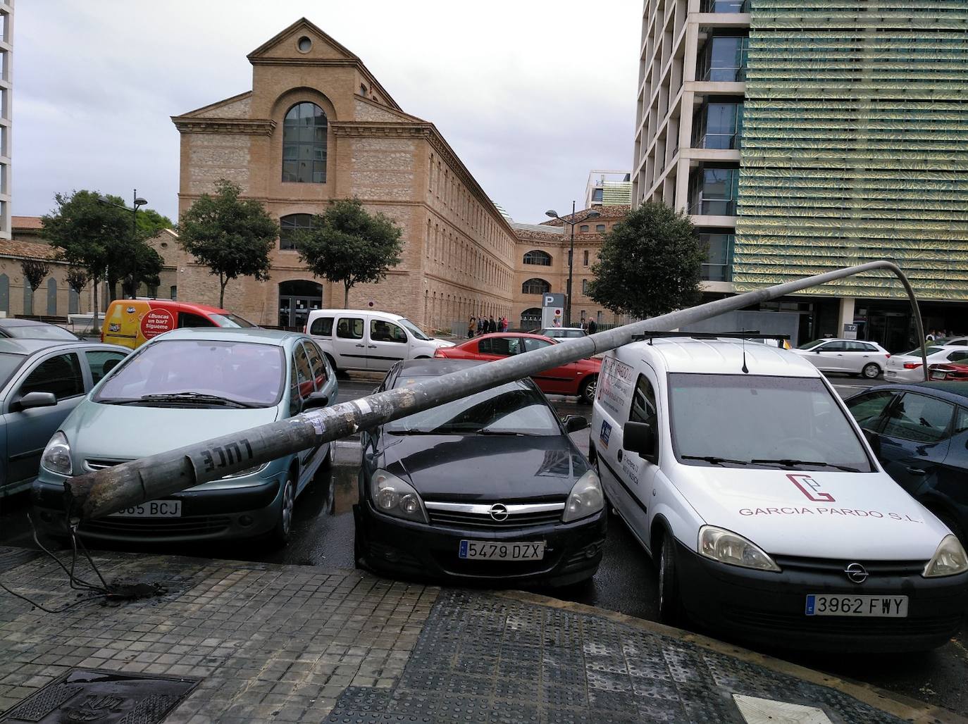 El fuerte viento tumba una farola frente a la Ciudad Administrativa de Valencia