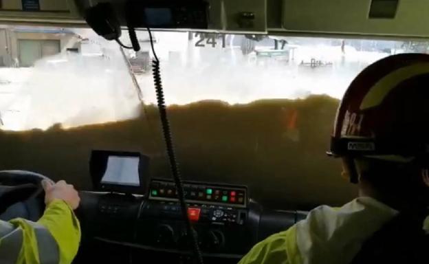 Los bomberos, a punto de ser arrastrados por el agua durante las labores de rescate en Orihuela