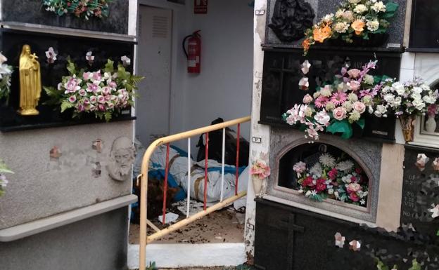 Cadáveres momificados caen al suelo del antiguo osario del cementerio de Dénia al desprenderse el falso techo