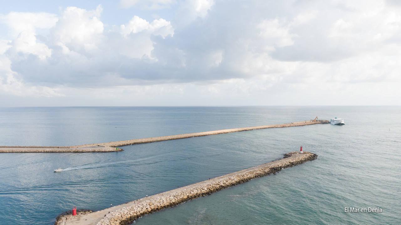 El ferry encallado en Dénia, a vista de dron