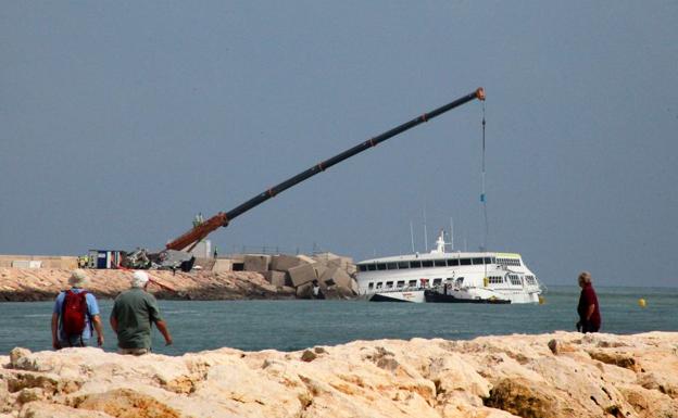 Baleària y Ardentia Marine inician el desmontaje por secciones del ferry encallado en Dénia