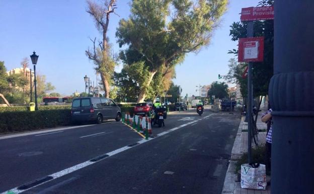 Un único carril para el tráfico en la avenida Jacinto Benavente de Valencia