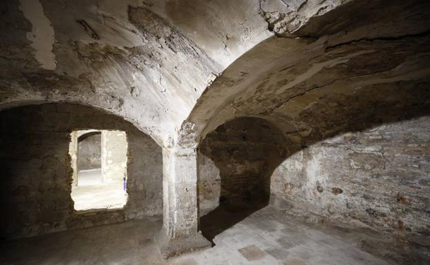 La muralla islámica de Valencia aflora junto a la Lonja