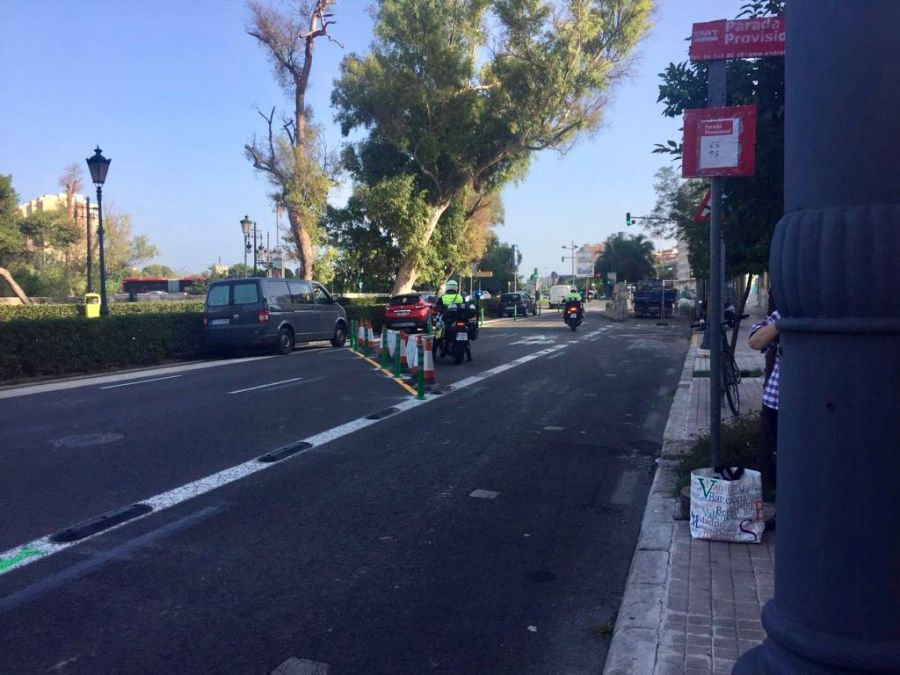 Un único carril para el tráfico en la avenida Jacinto Benavente de Valencia