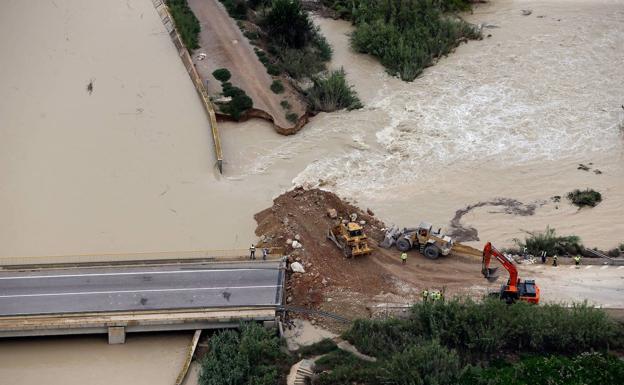 Los 20.000 vecinos de Almoradí siguen sin agua potable cinco días después de la gota fría