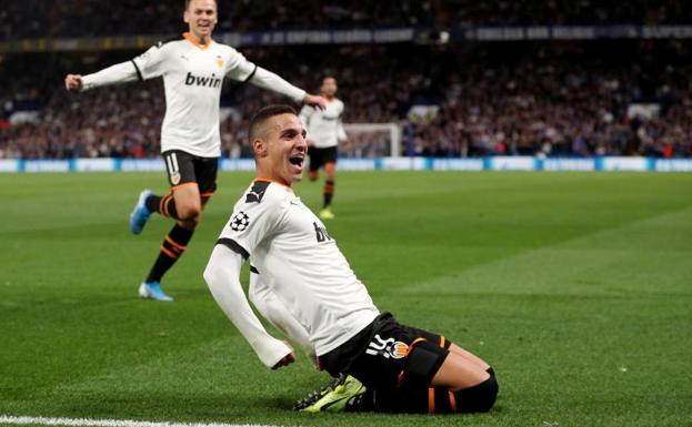 Un Valencia reivindicativo asalta Stamford Bridge