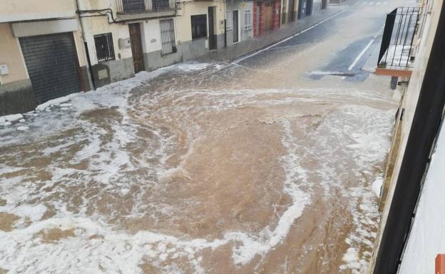 Tormenta de granizo y 70 litros en dos horas en el interior de Castellón y 30º en Valencia