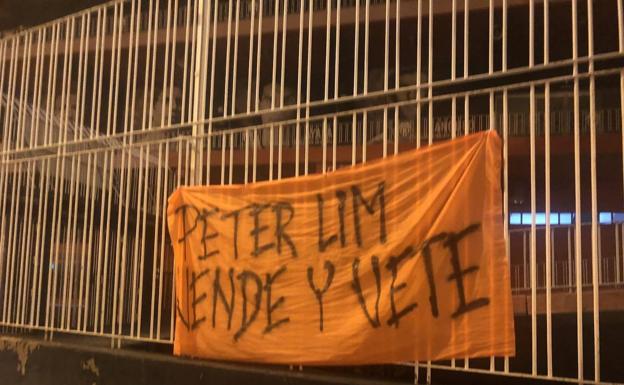 Mestalla amanece con pancartas contra Lim