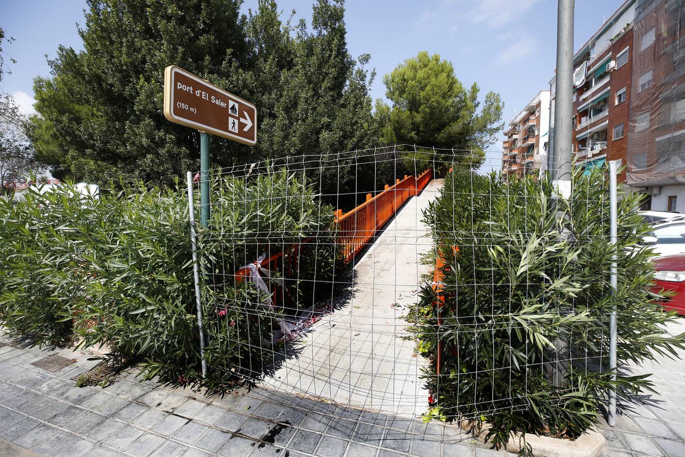 Un camión arranca la pasarela peatonal de El Saler