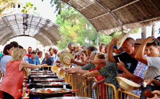 Miles de personas participan en el World Paella Day de Cullera