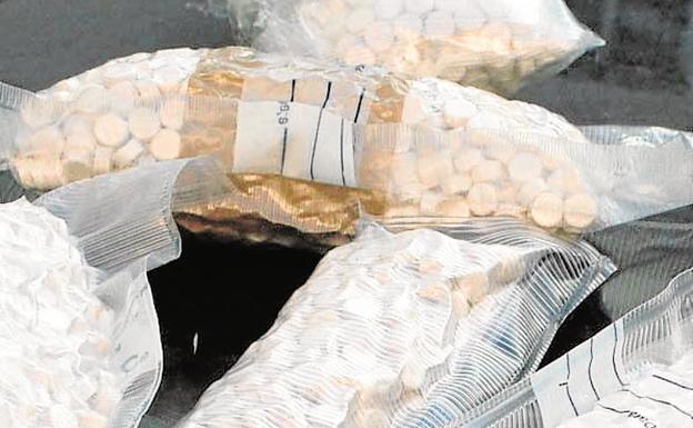 Un matrimonio pide ropa por internet y recibe 500.000 euros en pastillas de éxtasis